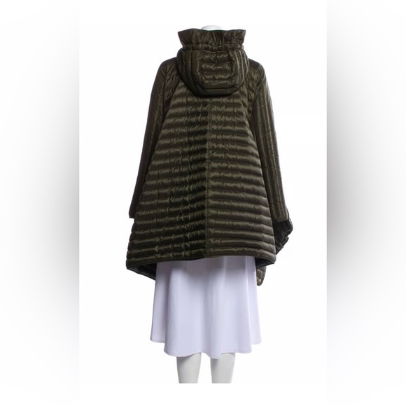 Pre-Loved Burberry Down Vest/Cape - Picture 2 of 6